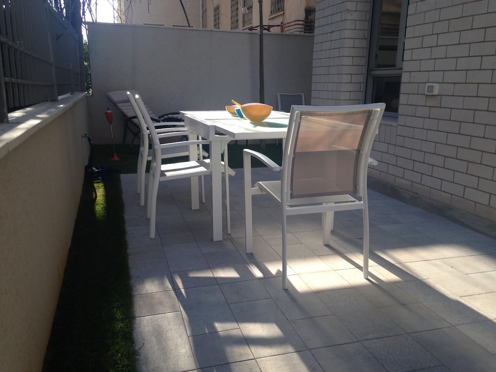 Apt Terrace & Garden - Bauhaus
