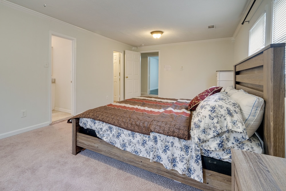 Spacious Triangle Townhome - Near Hiking & Golf! view 4