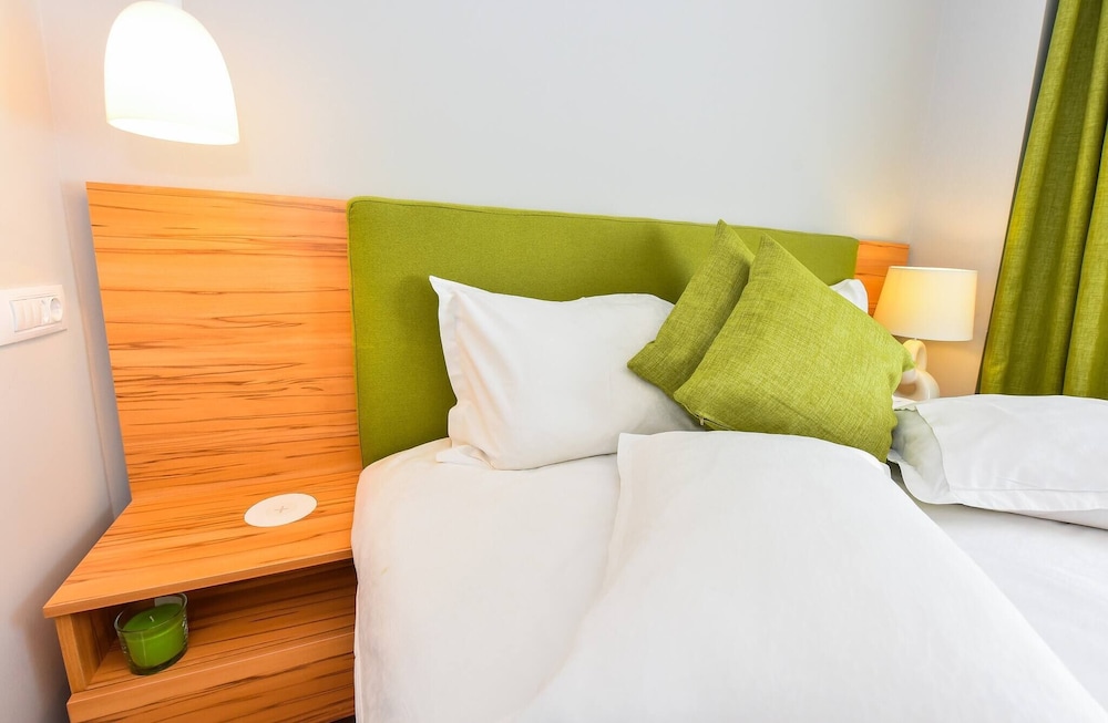 Twin I - One Bedroom - 4 Guests - Cismigiu Gardens view 5