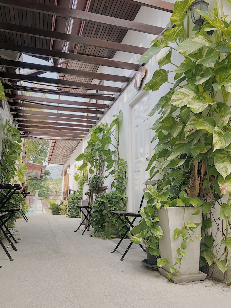 The Reef Hotel & Studios