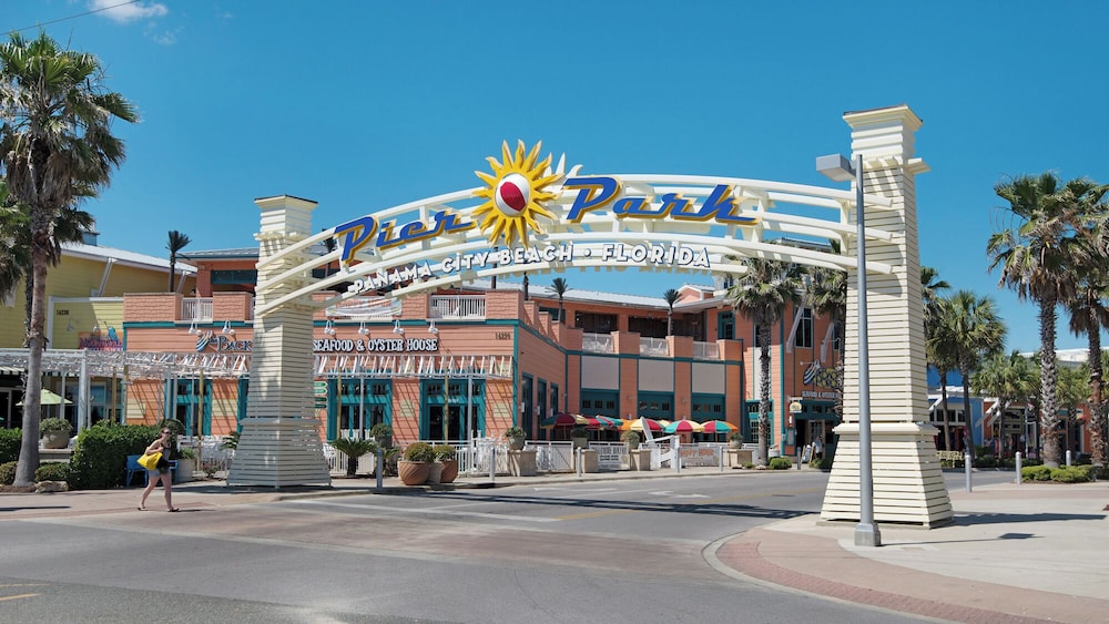 2BR Gulf Front Condo w/ Pool, Gym, Hot Tub + Free Attraction Tickets!