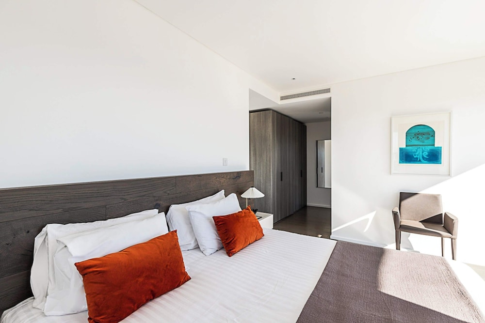 Luxurious 3-bed Sky-high Battersea Gem