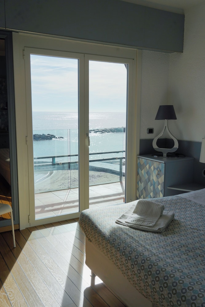 VILLA RITA SEA FROT VIEW