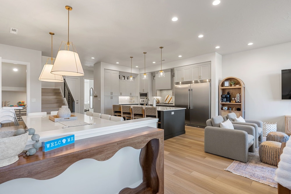 Sandy Cheeks 6 Bedroom Townhouse