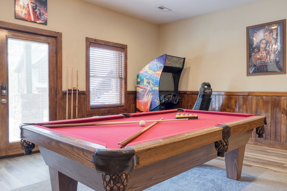 Luxury Cabin Sleeps 19 Game Room, Hot Tub Dollywood Alpine Mountain Lodge