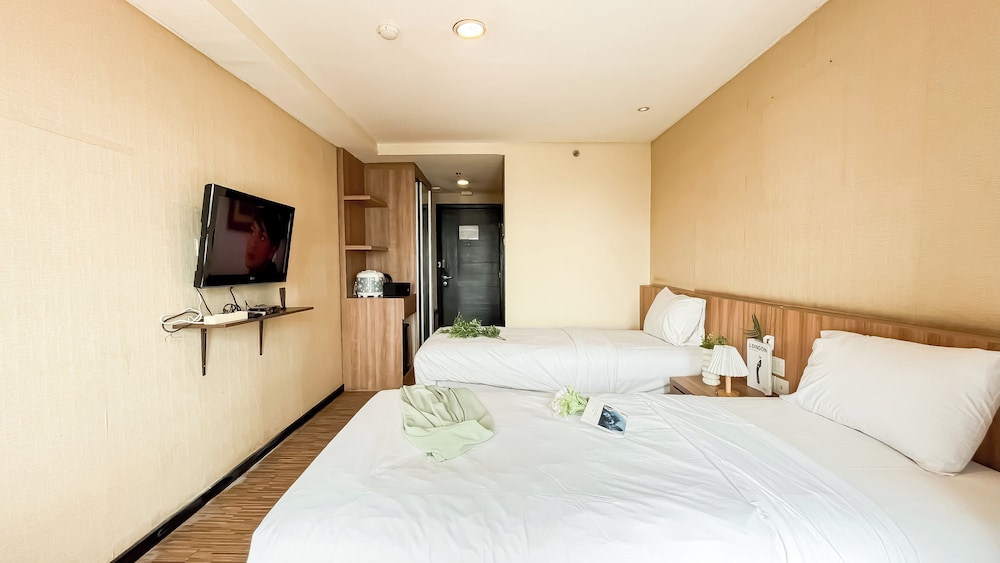 Modern Minimalist Studio (No Kitchen) At Great Western Apartment