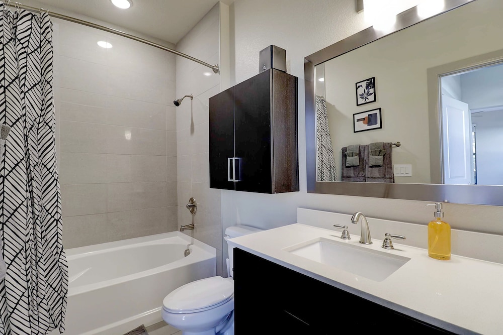 Rooftop Pool with Views-King Beds-Parking 1123 - Property Image 23