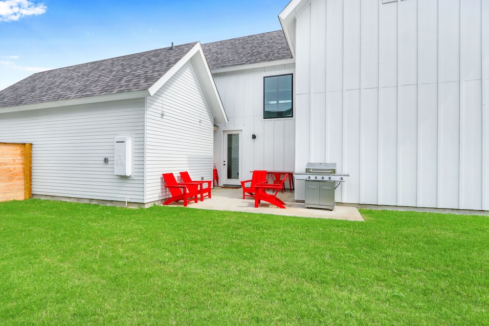 Chic Modern Farm Haus - Minutes to Everything view 2