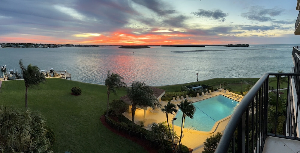 Gulf-view Condo With Resort-style Amenities 2 Bedroom Condo