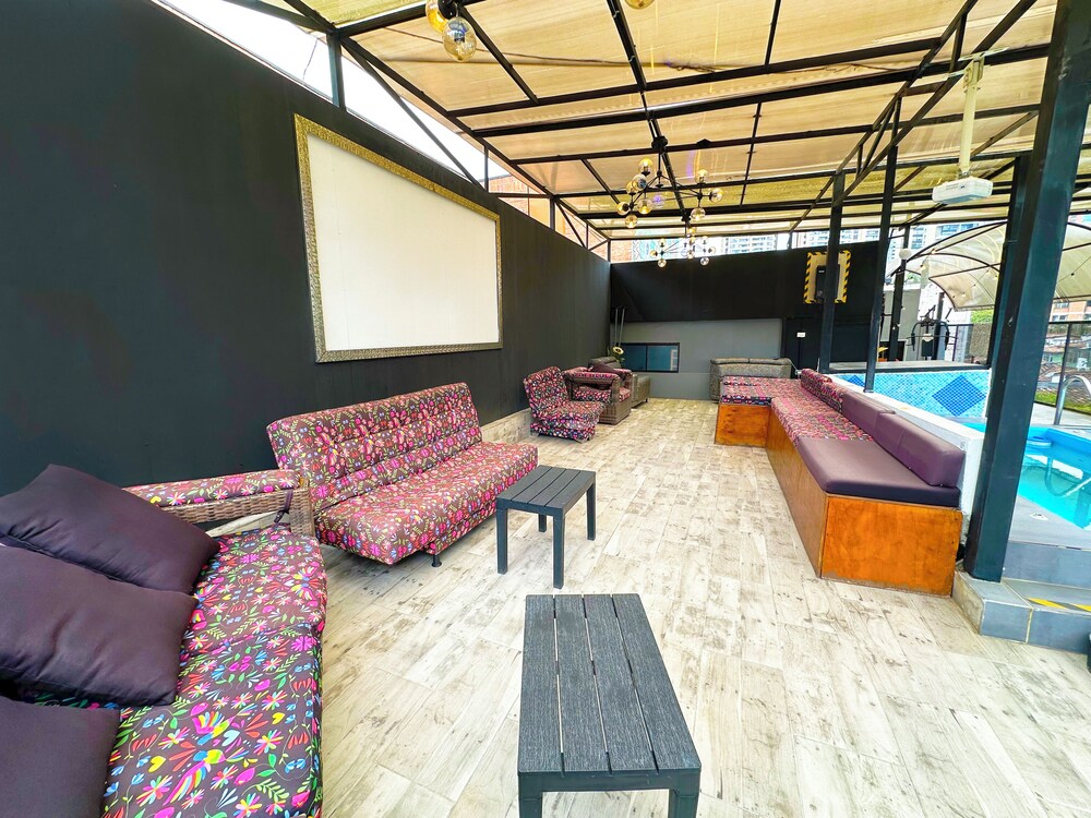 $ PROMO $ 11 Bedrooms with bathrooms Aprtmnt + 2 Jacuzzis and a rooftop pool. @Poblado