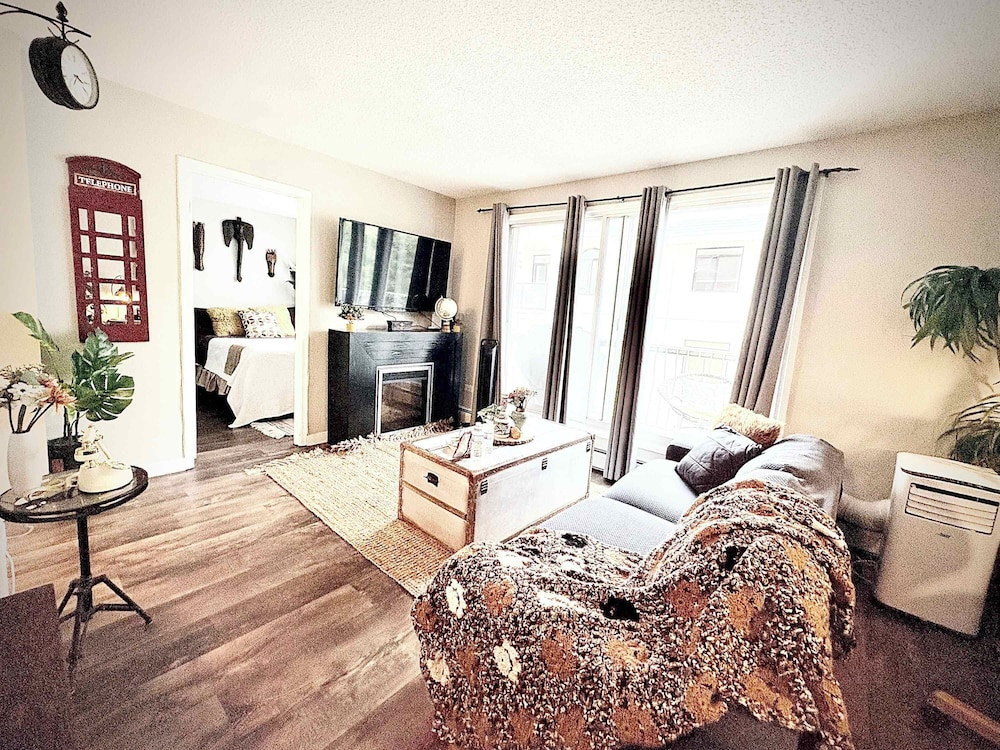 Stylish Downtown Condo near Rogers Place | Parking, Gym, Balcony & Kitchen