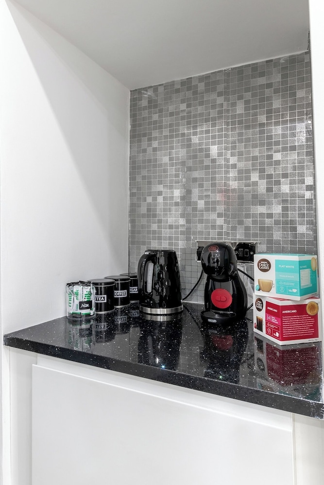 4 Bed - Sleeps 9 - Free Parking - 20 min Gatwick