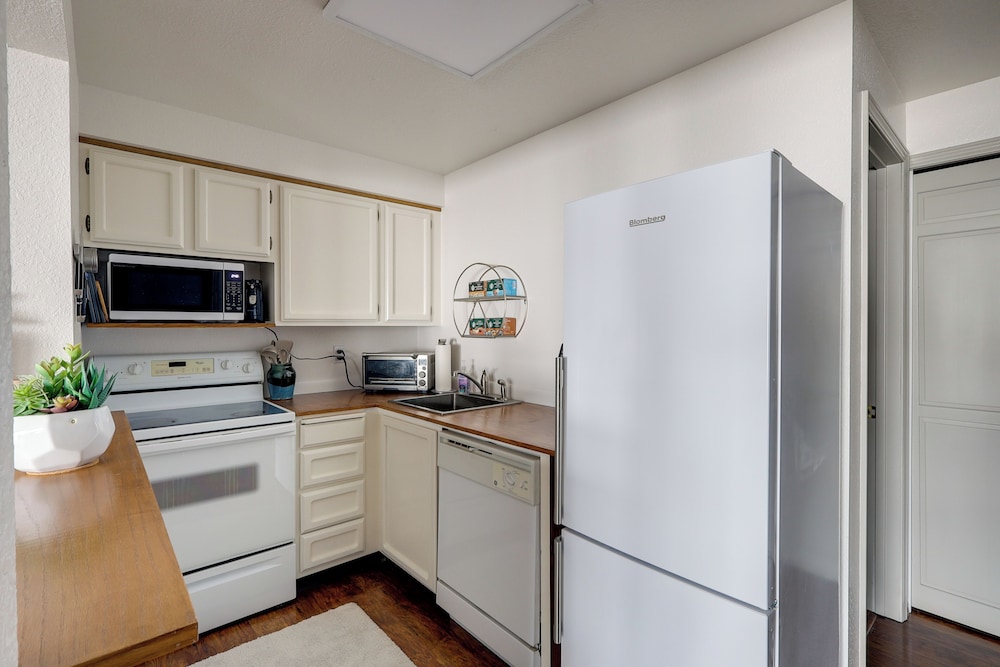 Walk to Payette Lake: Mccall Condo w/ Fireplace