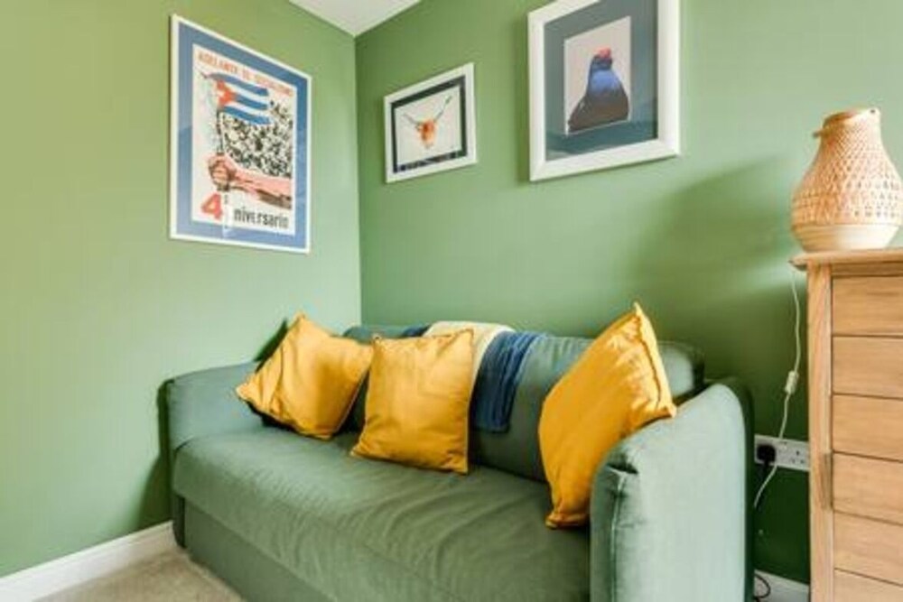 Family-friendly Getaway - Garden Parking Sleeps 7