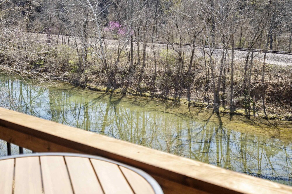 Modern Yote Condo at Roark Creek