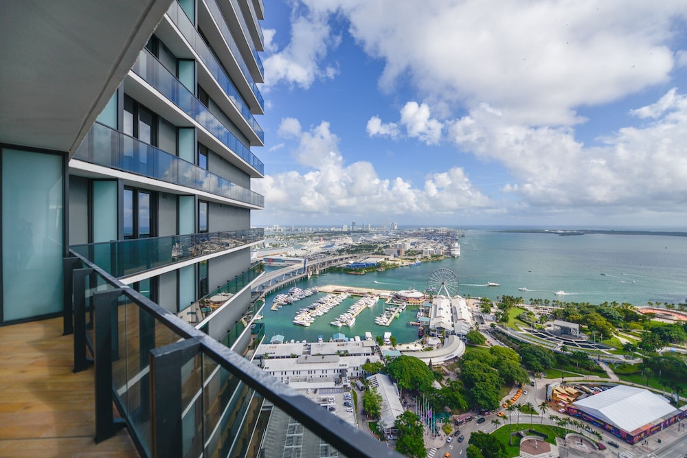 Stunning Apt in Biscayne with Bay Views