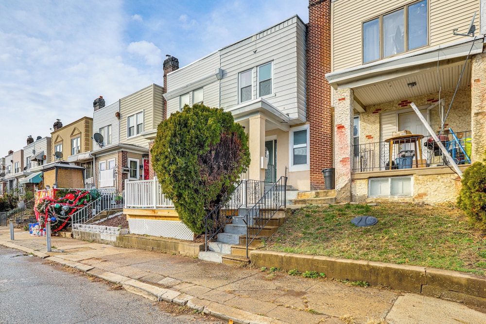 6 Mi to Eagles Games: Stylish Philly Townhome!
