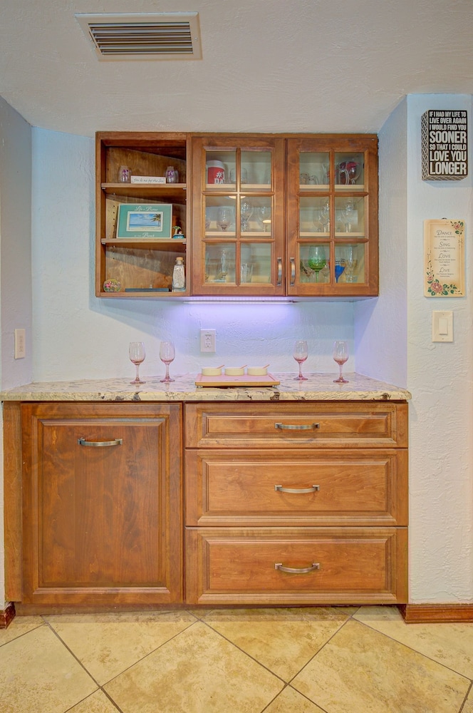 Spacious 4 3 Retreat- Heated Pool-playroom