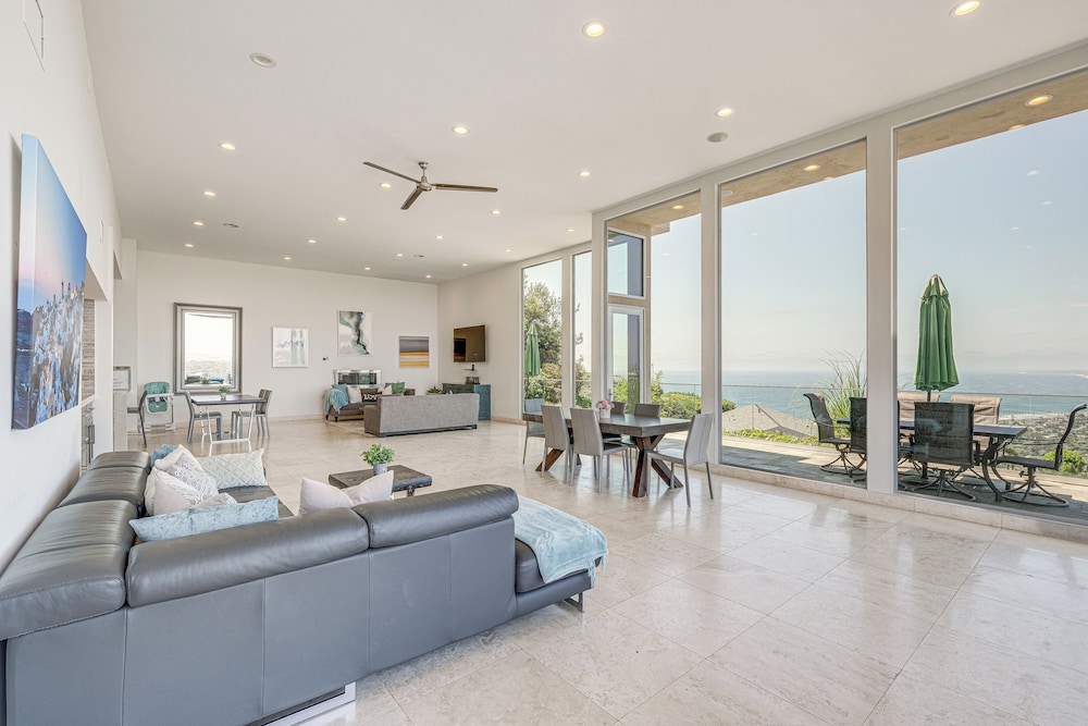 Pool & Coastline Views: Luxe La Jolla Home