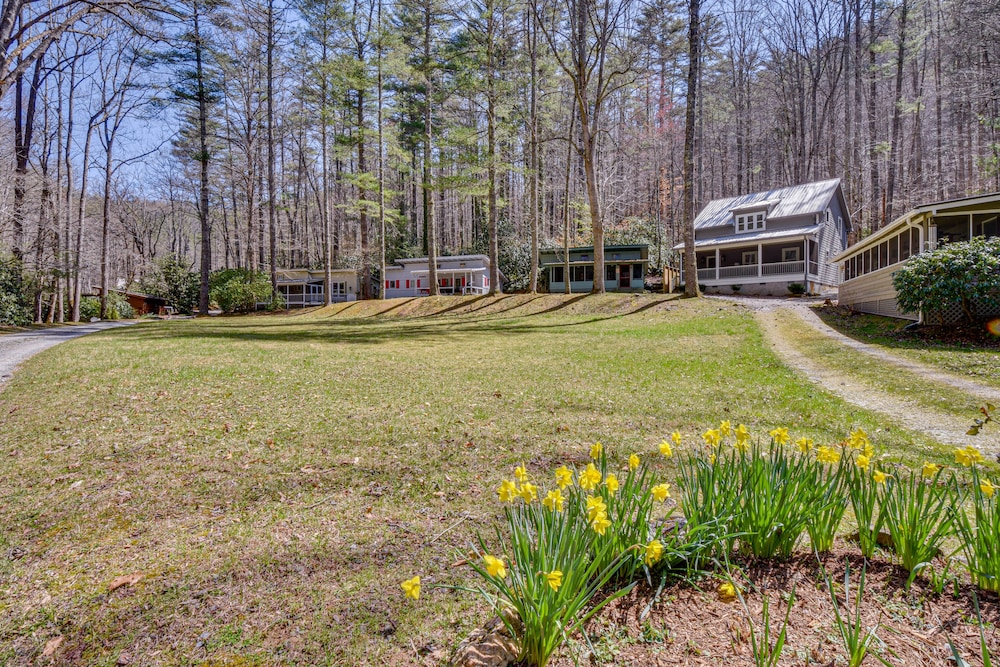 Bright Highlands Retreat Near Waterfalls & Trails view 5