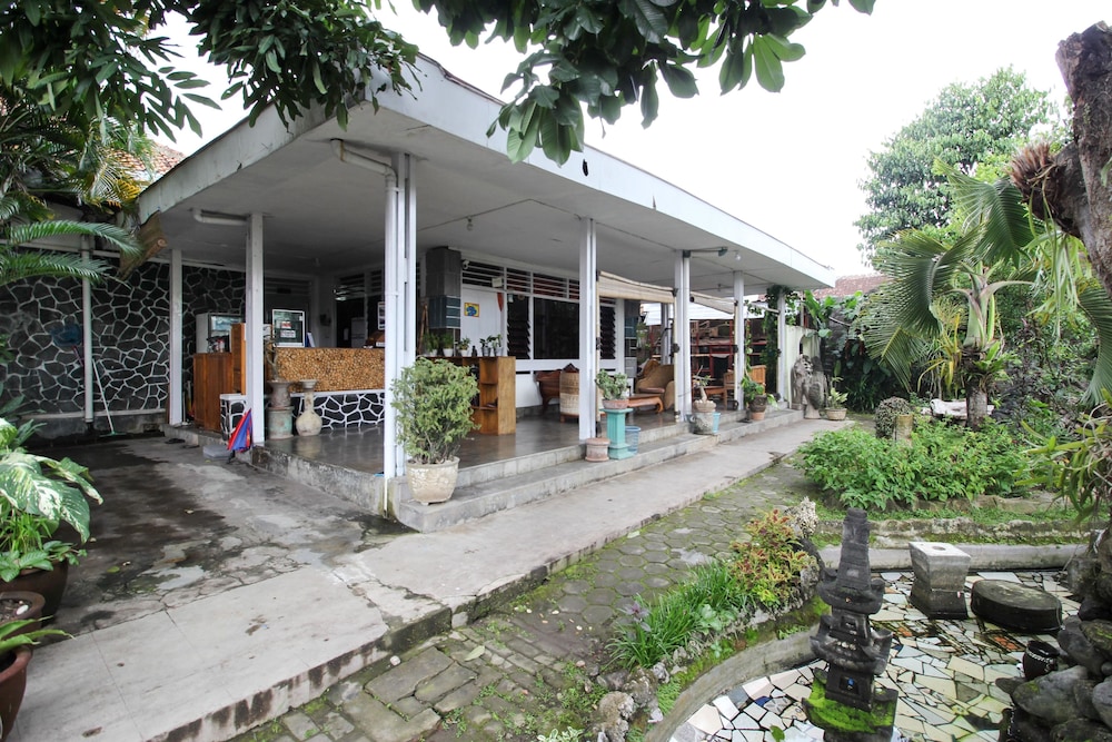 RedDoorz near Rumah Sakit Wirosaban view 3