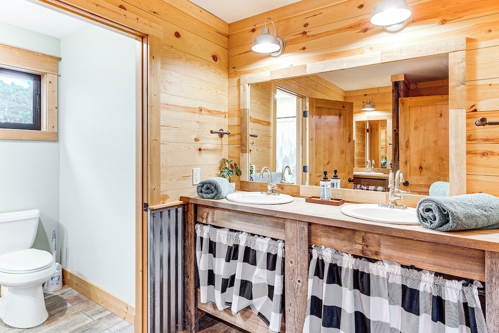 Luxe Barndominium Retreat Near Blue Spring Lake!