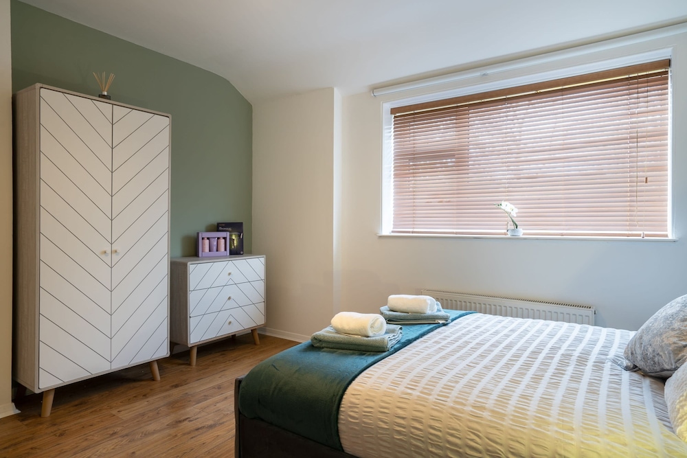 Large-2 Bed House-free Parking