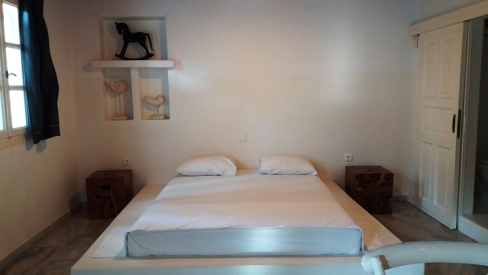 Manos Rooms