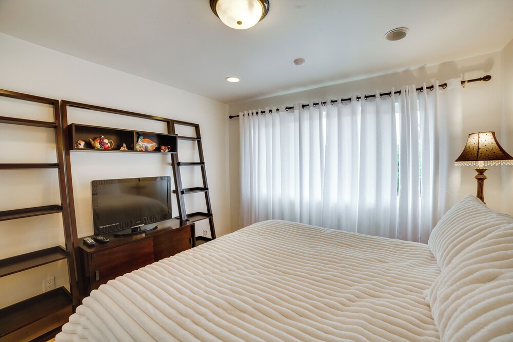 Private Pool & Patio: Luxe Encino Family Getaway