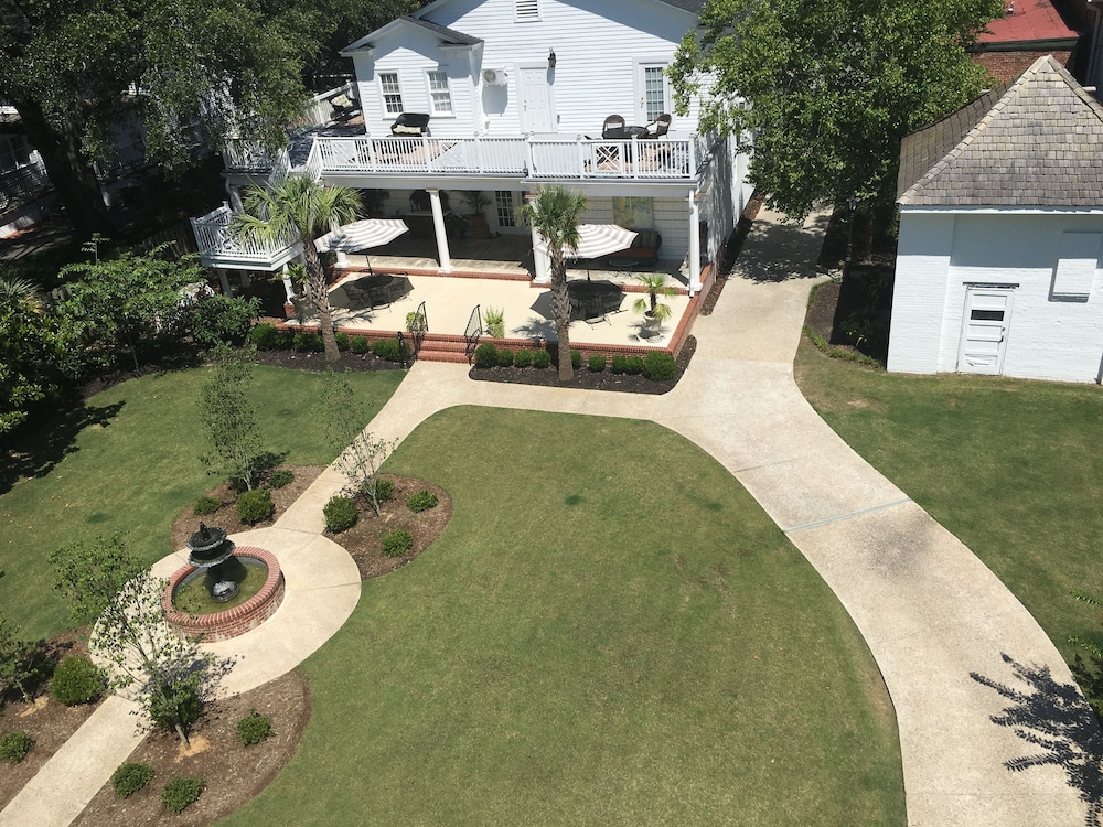 Carriage House Inn