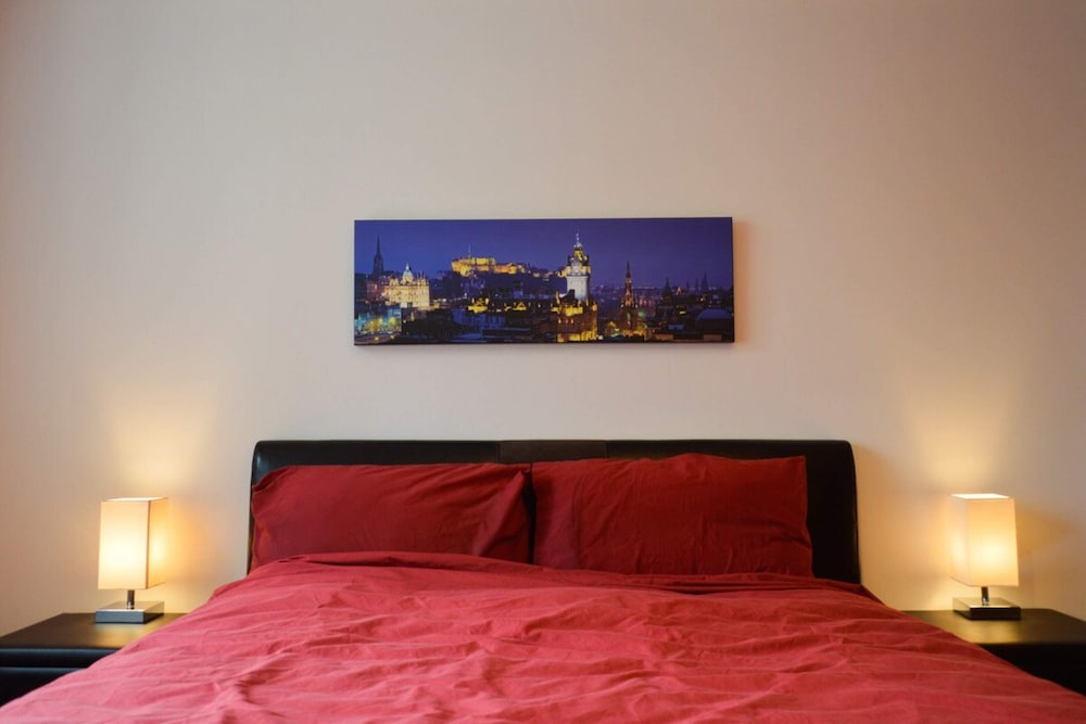 Modern 2 Bedroom Property in Central Edinburgh