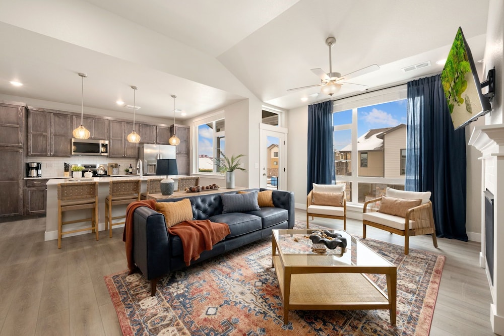 The Landmark 2 King Beds, Garage & Fireplace