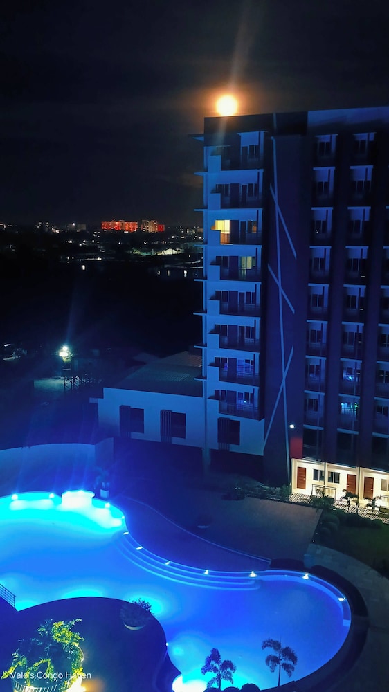 Modern Studio Poolside Balcony Near Mactan Airport