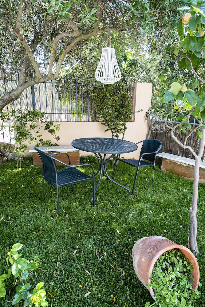 Garden House in Anavyssos view 4