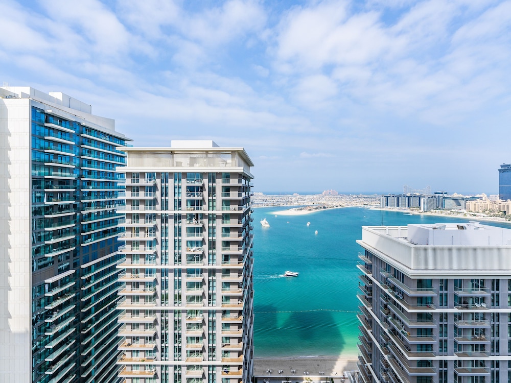 Sea-Front Unique Retreat With Balcony in Marina