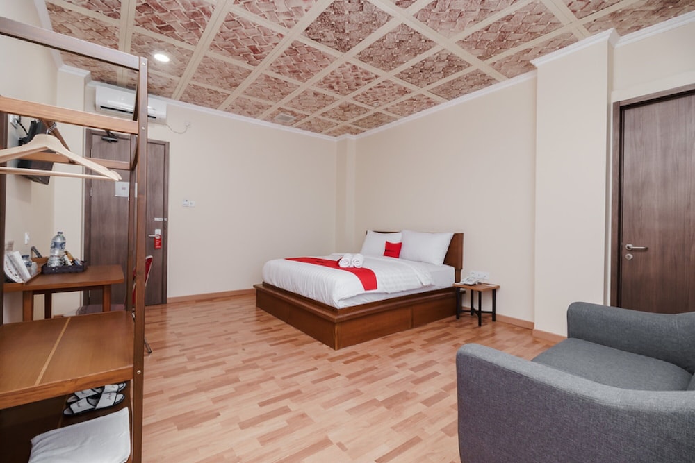 RedDoorz Plus near Soekarno Hatta Airport 2, Tangerang - 12