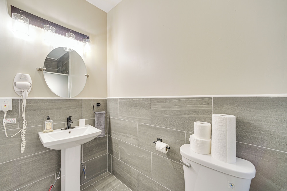 Walk to Dtwn & Waterfront: Roomy Troy Apt view 3