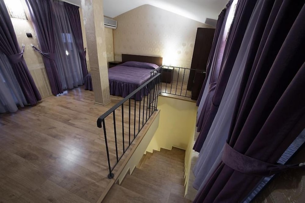 Kris Hotel