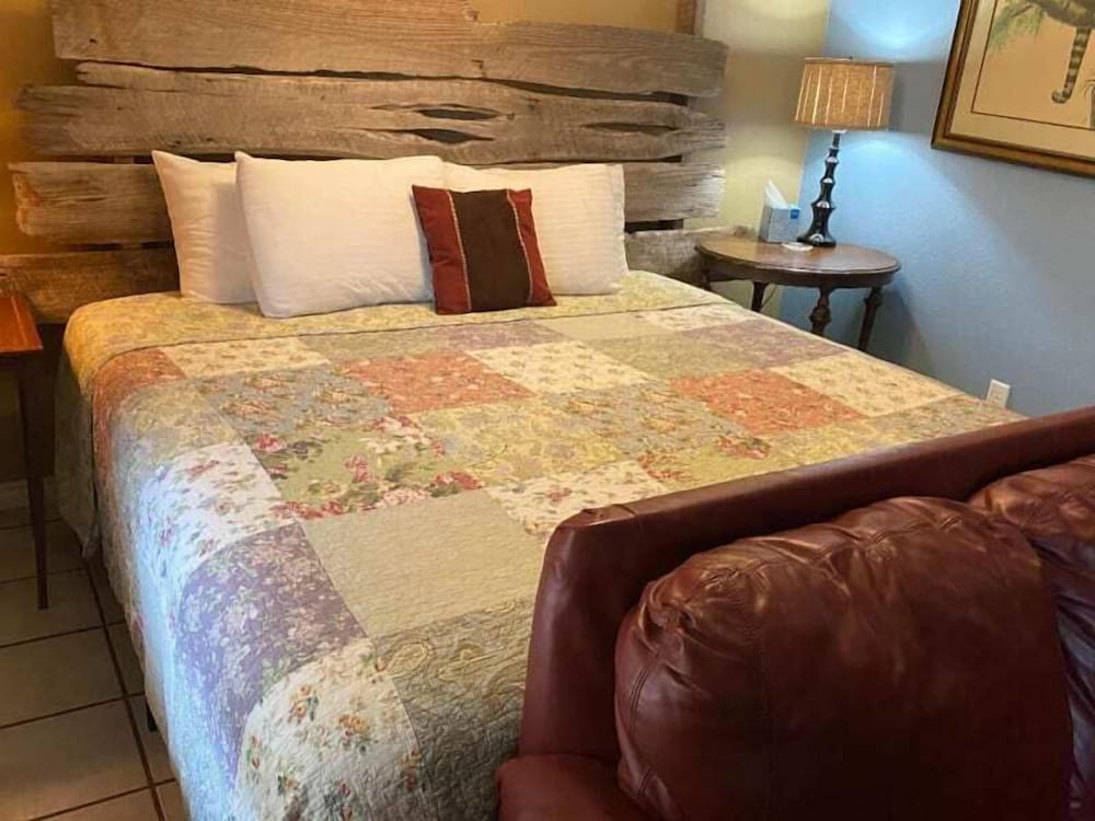 The Crossroads Inn - Property Image 26