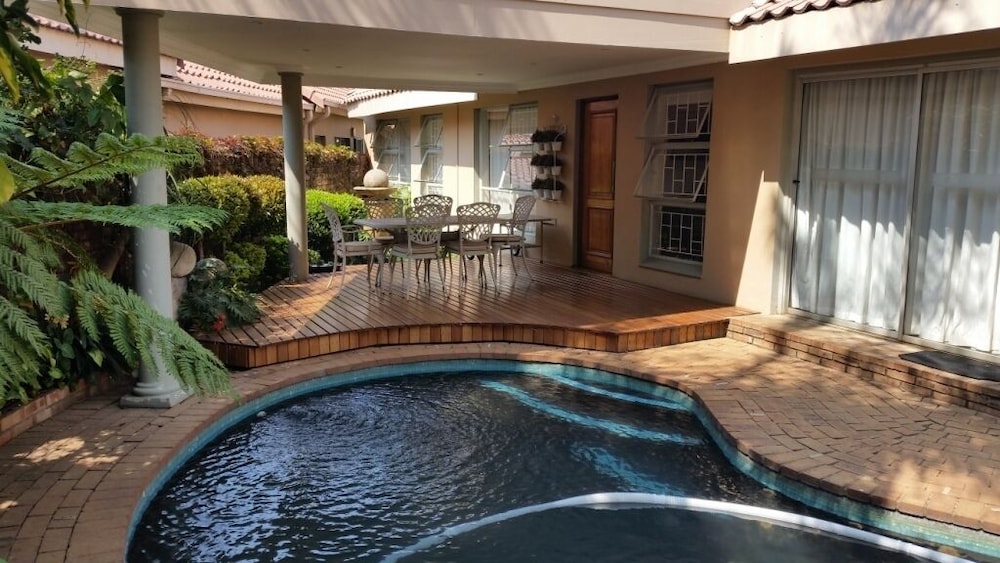 Royal Ridge Guest House and Apartments