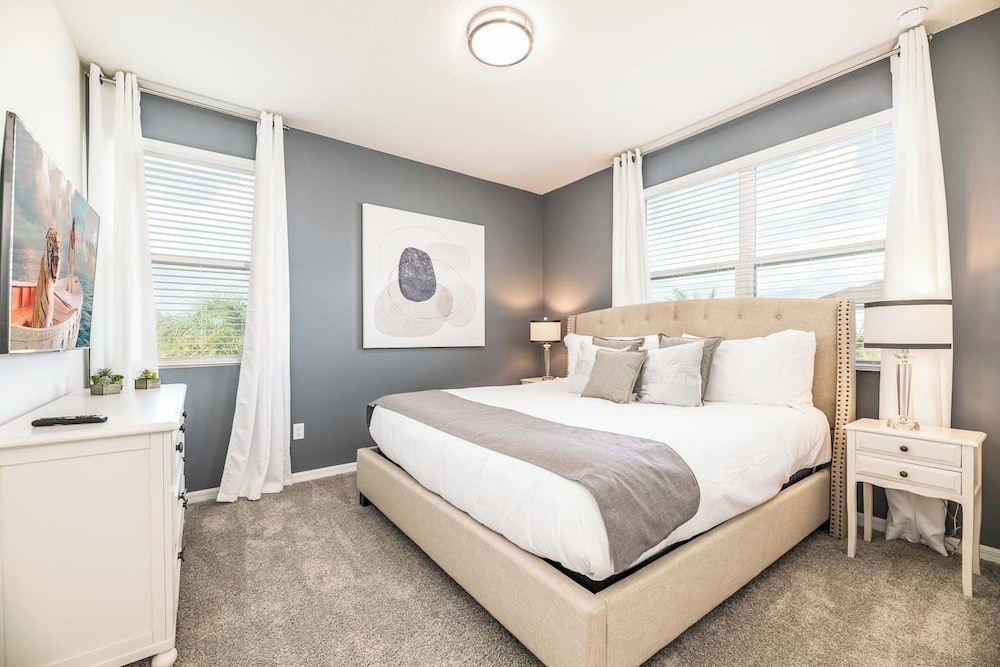 Spacious 9-bedroom Orlando vacation home
