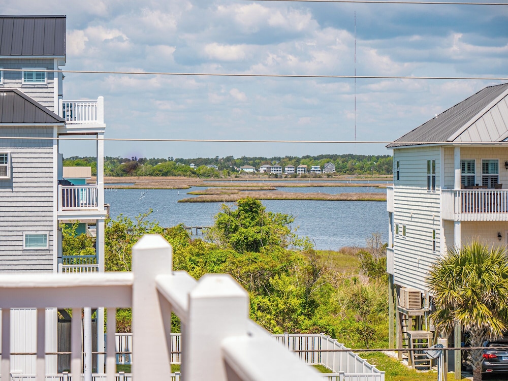 Skipper's Hideout by Topsail Realty