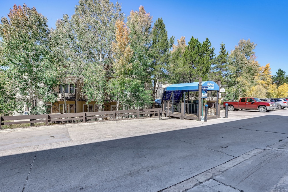 Walk to Ski Lift & Hiking: Granby Ranch Condo!