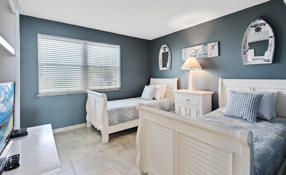 Paradise Beach Club by Happy Palm Stays