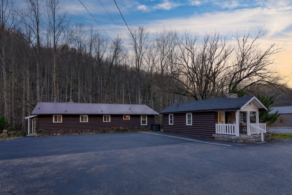 Creekside Haven Gatlinburg Escape by a Bubbling Creek Near Top Attractions