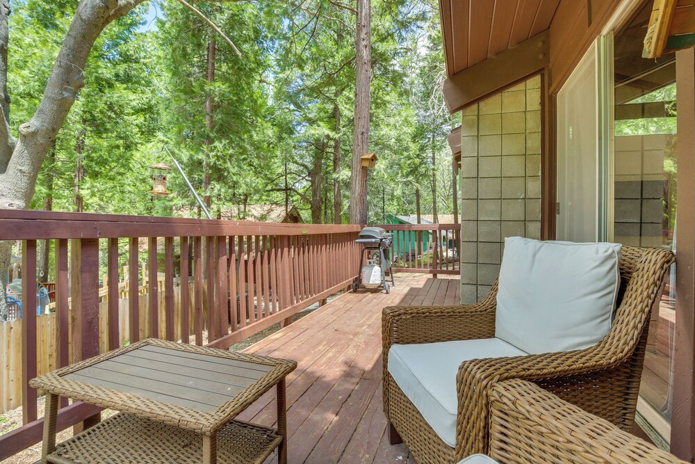 3 Mi to Lake Arrowhead: Cabin w/ Furnished Deck!