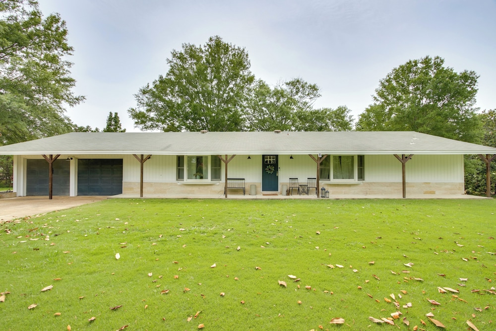 7 Mi to Tennessee River: Home w/ Patio in Florence