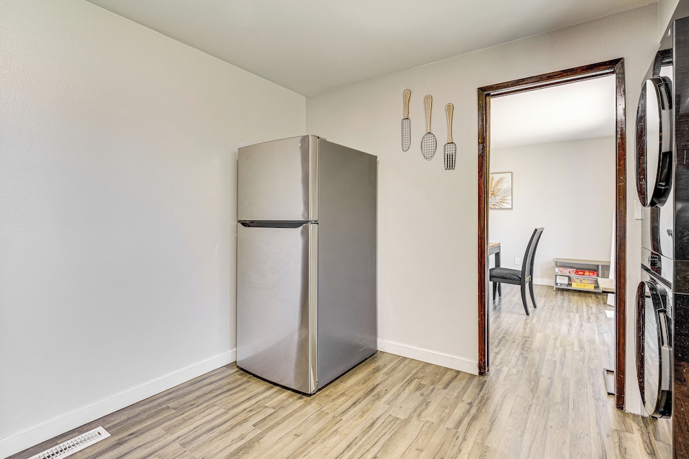 Cozy Apt w/ Private Deck, 2 Mi to Toyota Center!