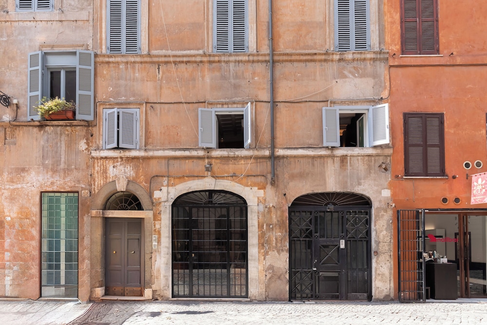Via Giulia Apartments