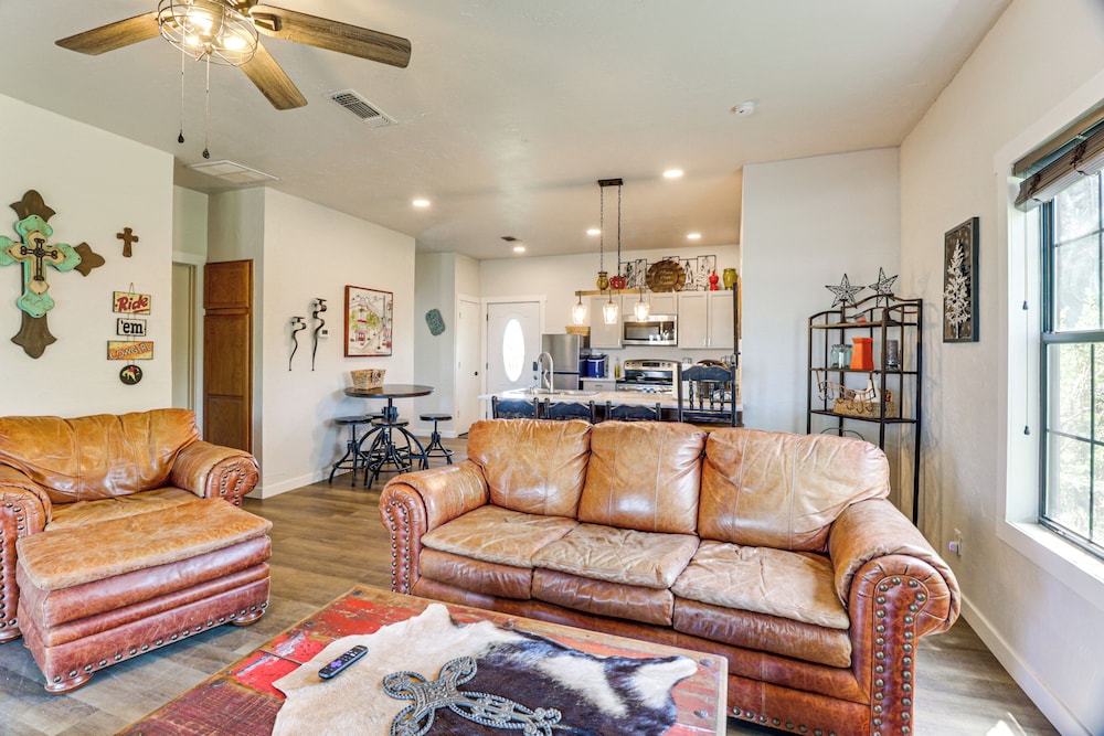 1 Mi to Lake: Pet-friendly Cabin in Strawn